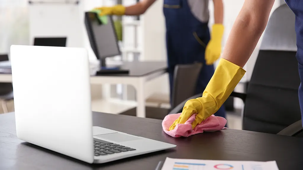 Bürotisch wird gereinigt