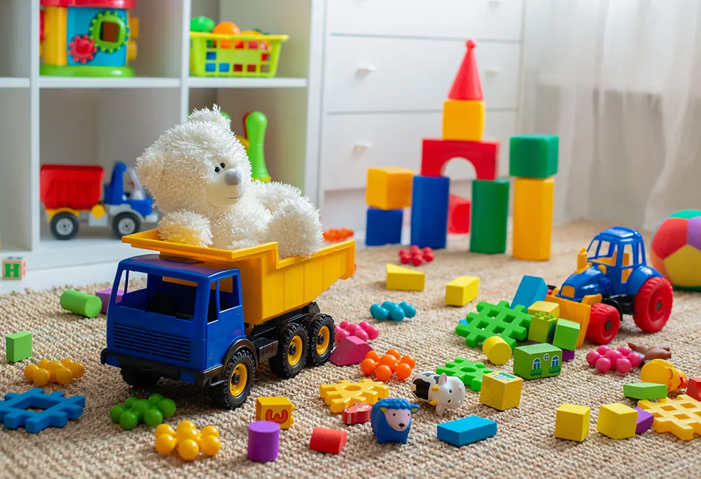 Spielzeug auf dem Boden eines Kindergartens